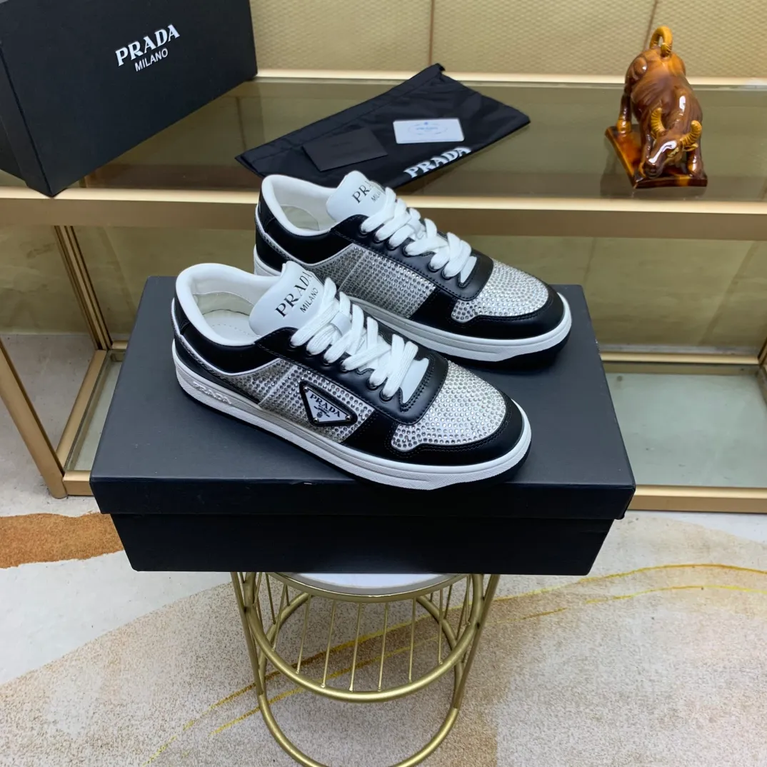 💰680.巜PRADA》Prada: Top 🔝purchasing agent🔍🔍The latest men’s counters are on sale simultaneously, high-quality original calfskin imported from Italy 🇮🇹. Brand logo* (prominent·high-end·noble·class·) exquisite workmanship (imported from Italy🇮🇹 Sole: Original sole provided by the original factory, ⚠️exclusive double-layer activity, TPR rubber, combination outsole; super comfortable, wear-resistant, non-slip, environmentally friendly🌳🌳🌳, real shot🎬The real thing is more beautiful🔍🔍 (high quality, follow the order) code number 38 to 44 (.45 customized)